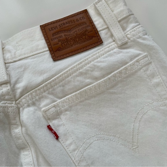 Levi's Women's Cream White High Rise Wedgie Straight Distressed Jeans Size 26 - Picture 6 of 11